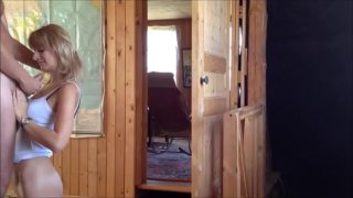 Худая блондинка встала раком дома и отдалась благоверному