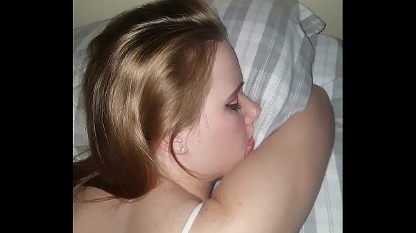 Пацан трахает в очко девку на кровати, которая крепко спит
